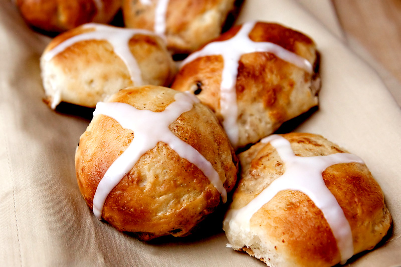 How to make Hot Cross Buns