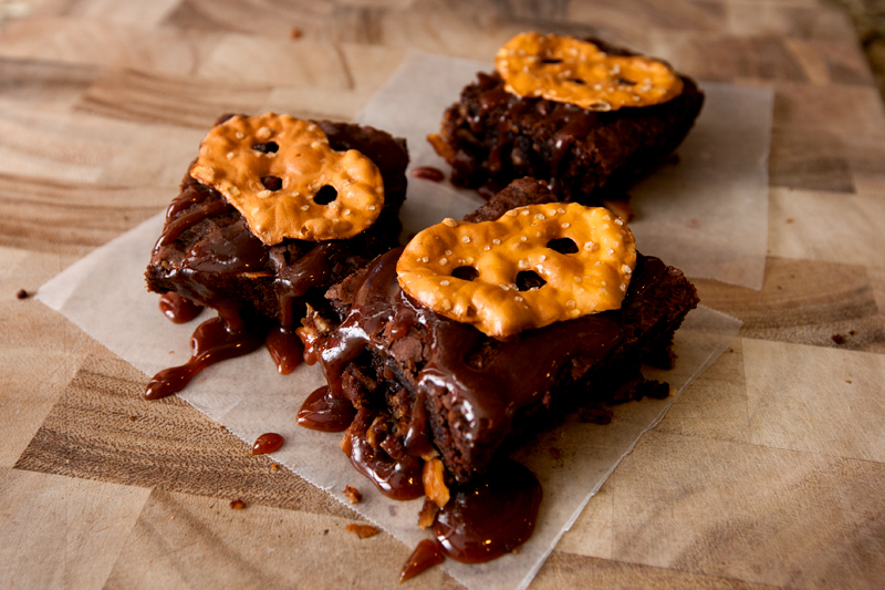 caramel-pretzel-crunch-brownies-recipe-01