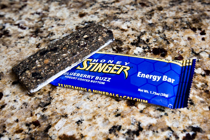 honey-stinger-energy-bar-review-blueberry-buzz-01