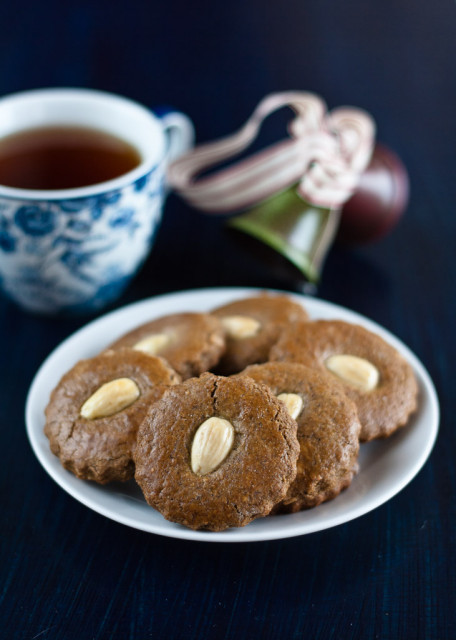 almond-gingerbread-cookies