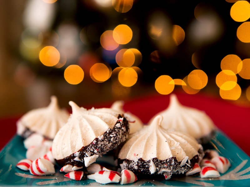 chocolate-dipped-peppermint-meringue-cookies-01