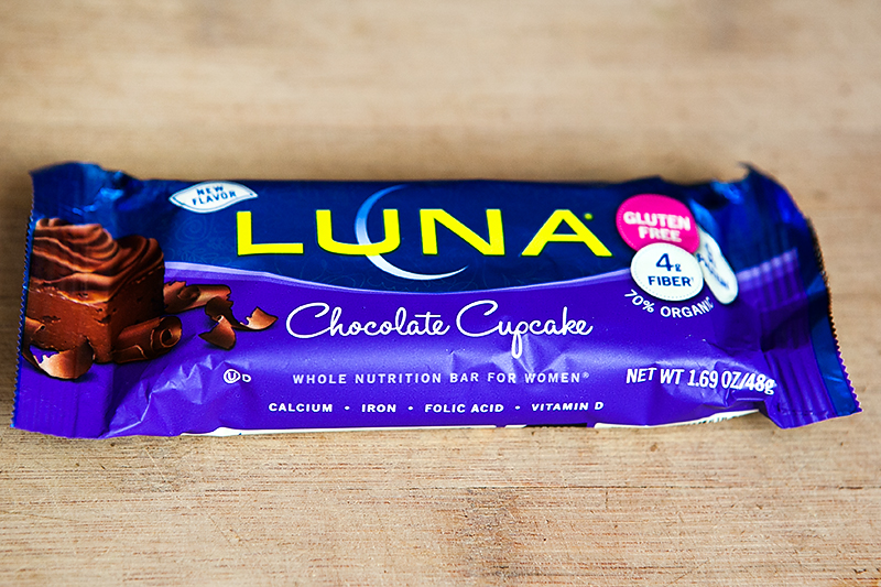 luna-bar-gluten-free-chocolate-cupcake-review-01