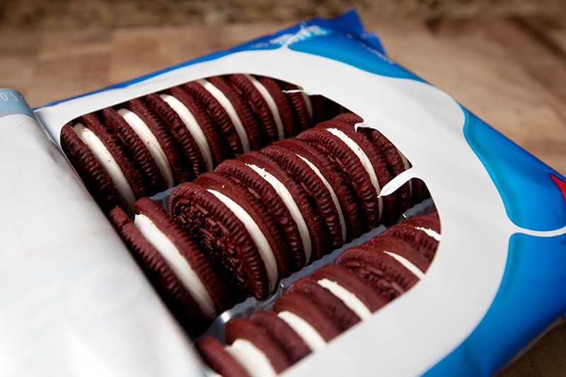 red-velvet-oreos-review-03