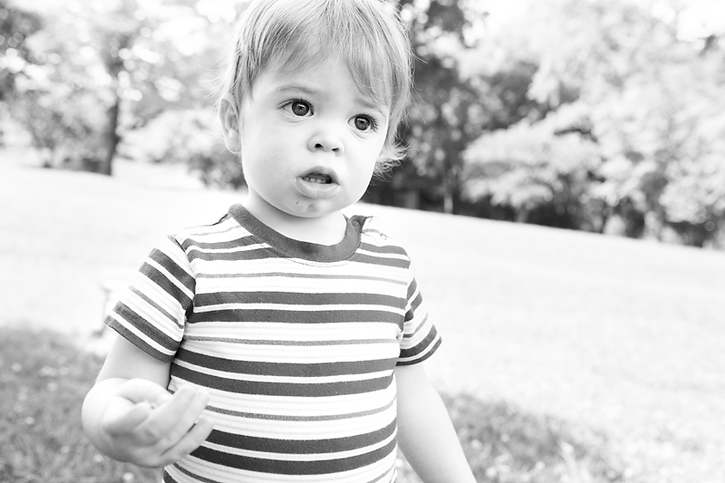 black-and-white-toddler-photo