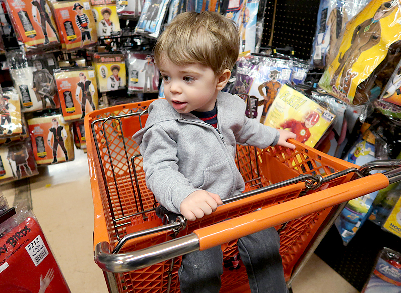 jasper-shopping-at-halloween-city