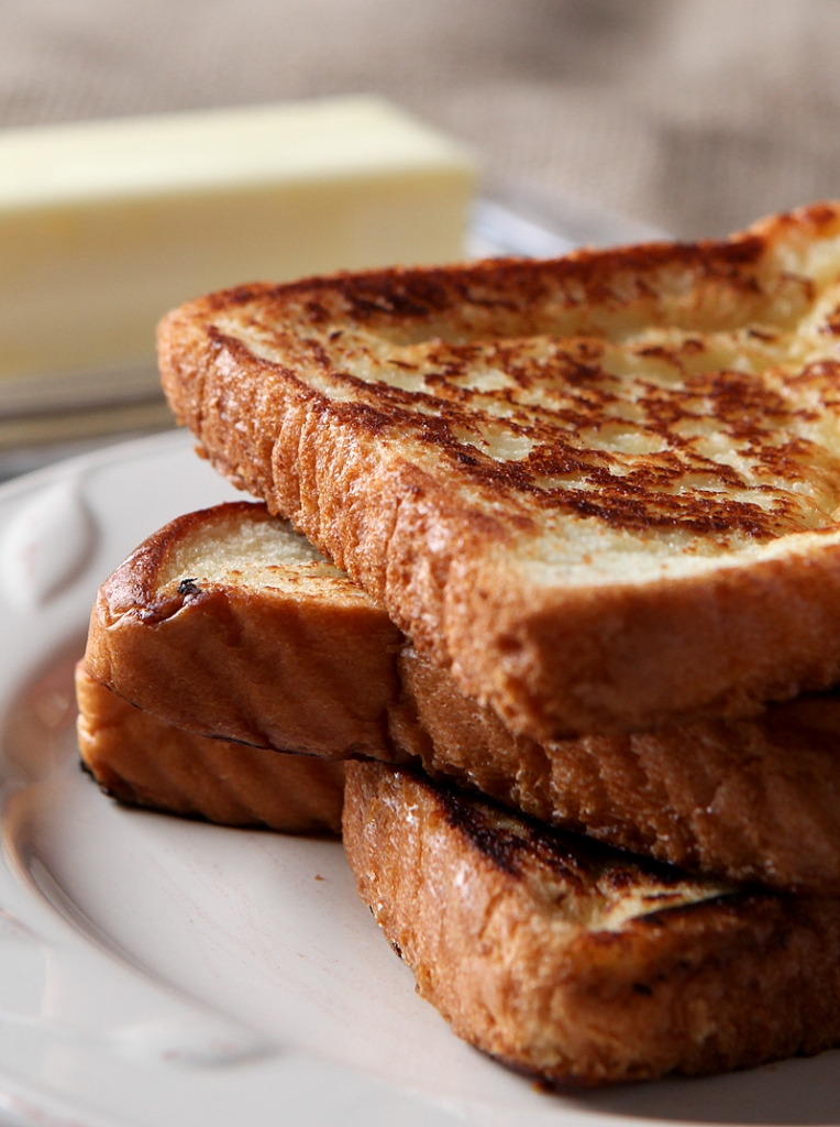 This French toast is literally made with melted vanilla ice cream! Game changer, folks. Such a special and super easy breakfast idea.