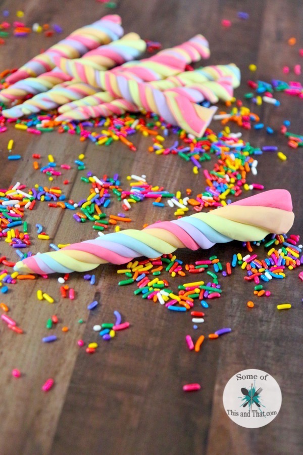 Unicorn party food ideas! A huge round up of recipes and unicorn DIY party ideas for all kinds of treats! Unicorn popcorn, unicorn cookies, unicorn fudge, unicorn cupcakes, unicorn cake, unicorn treats, and so much more!