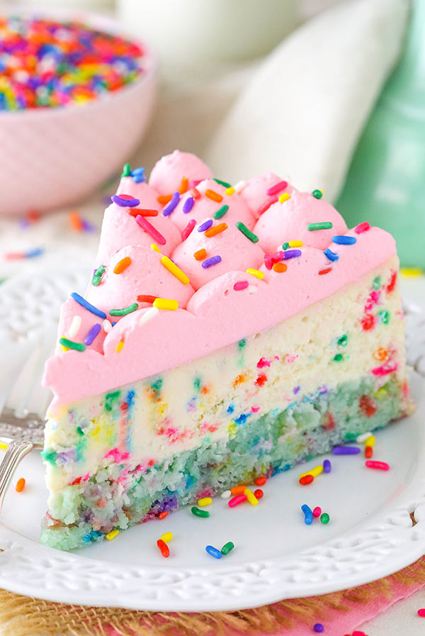 Unicorn party food ideas! A huge round up of recipes and unicorn DIY party ideas for all kinds of treats! Unicorn popcorn, unicorn cookies, unicorn fudge, unicorn cupcakes, unicorn cake, unicorn treats, and so much more!