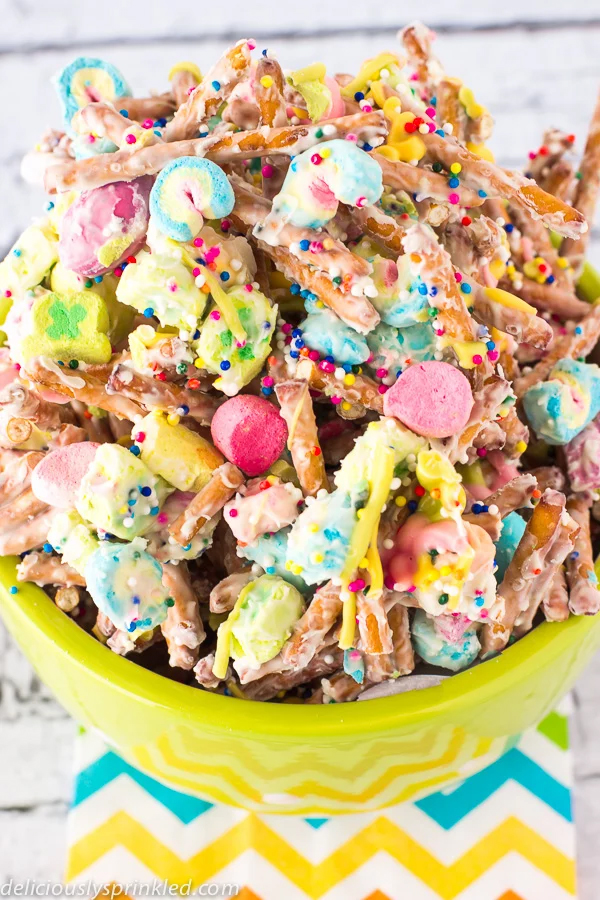 Unicorn party food ideas! A huge round up of recipes and unicorn DIY party ideas for all kinds of treats! Unicorn popcorn, unicorn cookies, unicorn fudge, unicorn cupcakes, unicorn cake, unicorn treats, and so much more!