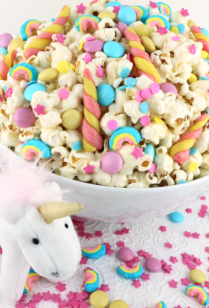 Unicorn party food ideas! A huge round up of recipes and unicorn DIY party ideas for all kinds of treats! Unicorn popcorn, unicorn cookies, unicorn fudge, unicorn cupcakes, unicorn cake, unicorn treats, and so much more!