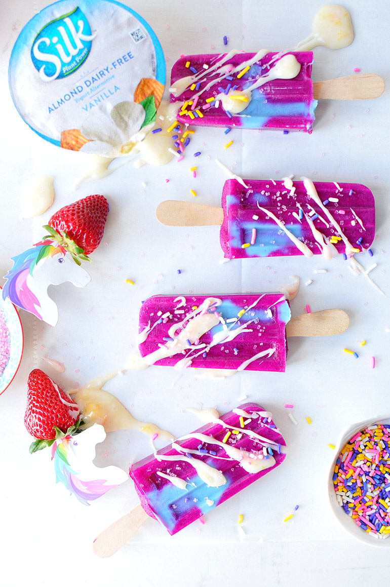 Unicorn party food ideas! A huge round up of recipes and unicorn DIY party ideas for all kinds of treats! Unicorn popcorn, unicorn cookies, unicorn fudge, unicorn cupcakes, unicorn cake, unicorn treats, and so much more!