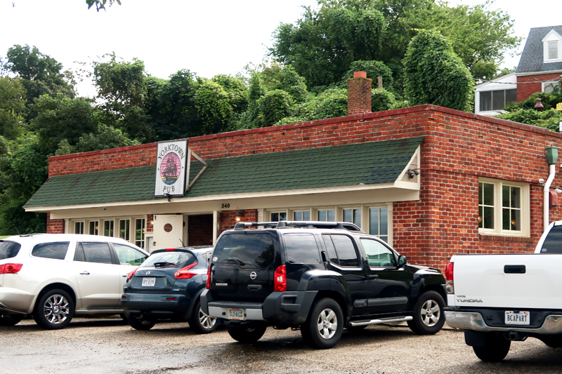 Yorktown Pub Review and playing in the sand at the river!