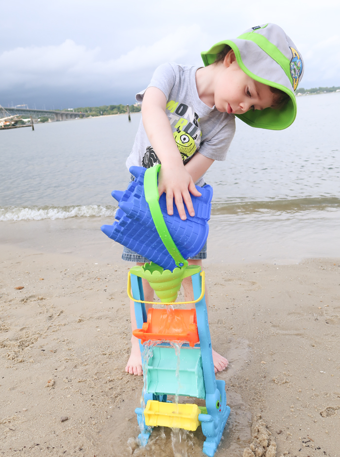 Yorktown Pub Review and playing in the sand at the river!