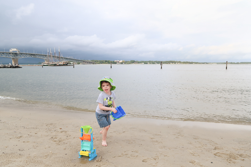 Yorktown Pub Review and playing in the sand at the river!