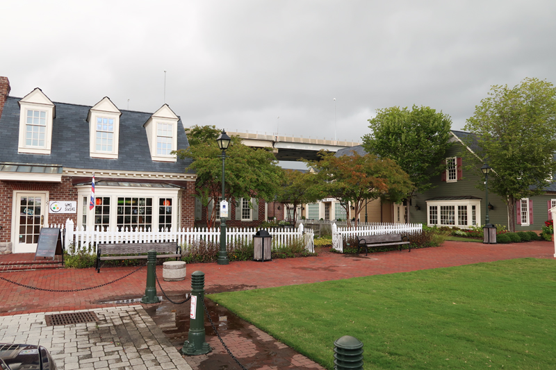 Yorktown Pub Review and playing in the sand at the river!