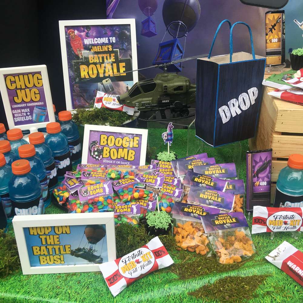 Fortnite party food ideas! Want to get some ideas for some treats to serve at a Fortnite birthday party? This is the list for you! Fortnite burgers, Fortnite med packs, Fortnite cupcakes, Fortnite cookies, Fortnite supply drops, and more!