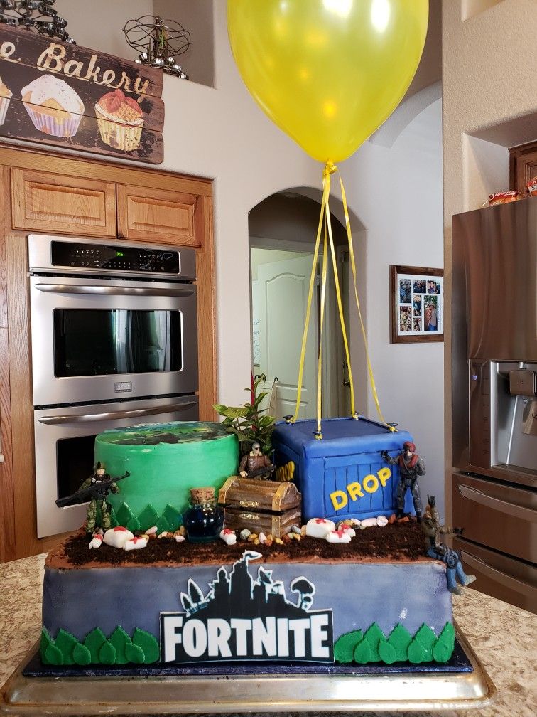 Fortnite party food ideas! Want to get some ideas for some treats to serve at a Fortnite birthday party? This is the list for you! Fortnite burgers, Fortnite med packs, Fortnite cupcakes, Fortnite cookies, Fortnite supply drops, and more!