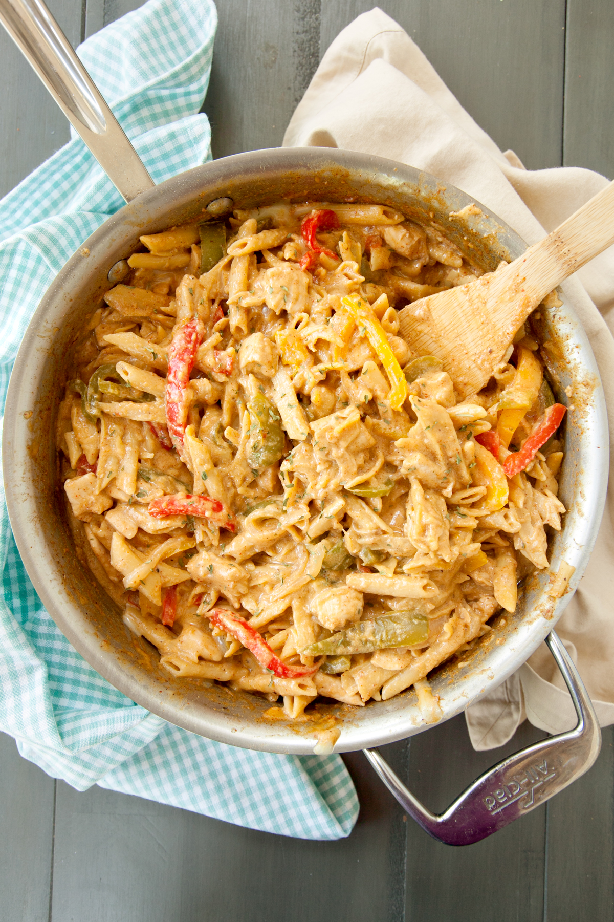 overhead of chicken fajita pasta in the pan